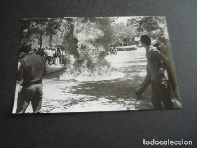 Fotografia antica: CASA DE CAMPO MADRID RALLYE PREMIO SPANTAX ACCIDENTE ANTIGUA FOTOGRAFIA ORIGINAL 18 X 12 CM