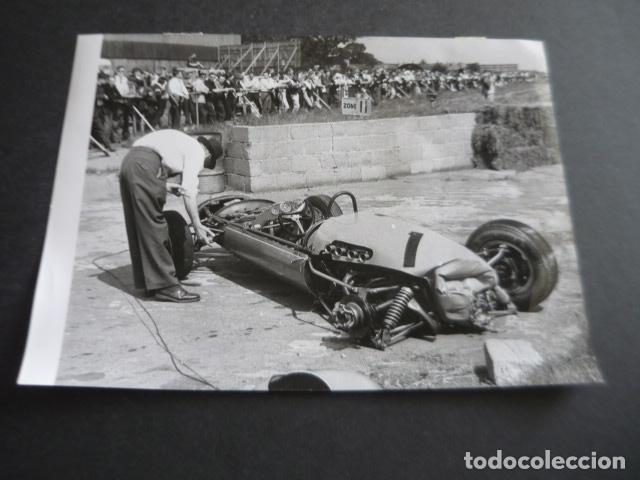 Fotograf&iacute;a antigua: SILVERSTONE REINO UNIDO ACCIDENTE CIRCUITO AUTOMOVILISMO ANTIGUA FOTOGRAFIA ORIGINAL 15 X 20 CM