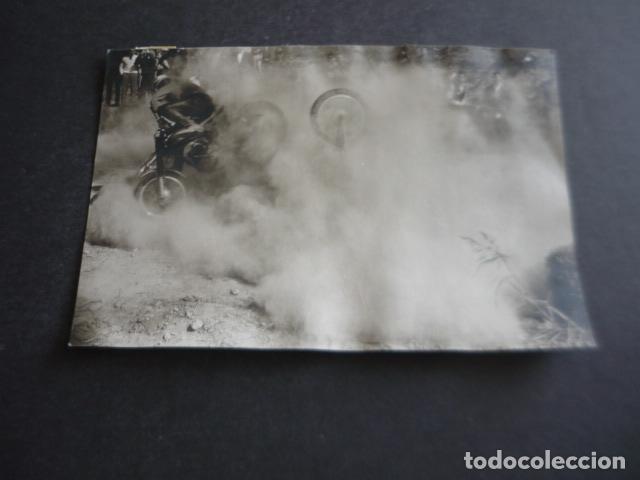 Fotograf&iacute;a antigua: MANRESA BARCELONA PRUEBA MOTOCROSS JUNCADELLA ACCIDENTE ANTIGUA FOTOGRAFIA ORIGINAL 18 X 12 CM
