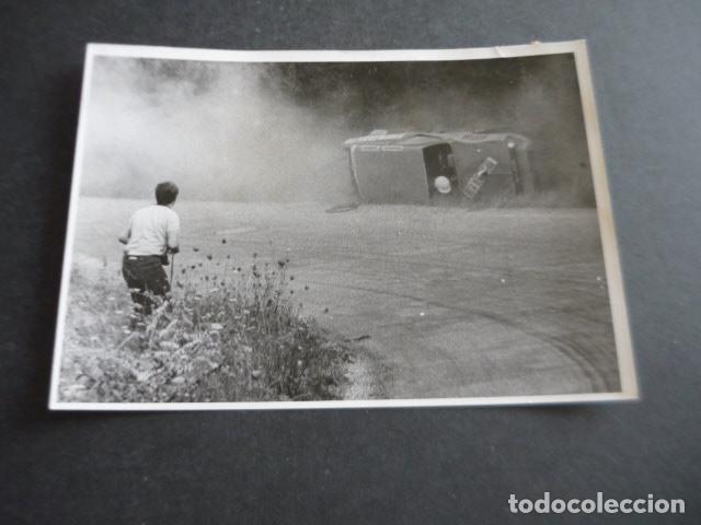 Fotograf&iacute;a antigua: SAN FELIU DE CODINAS BARCELONA ACCIDENTE RALLYE ANTIGUA FOTOGRAFIA ORIGINAL 18 X 12 CM