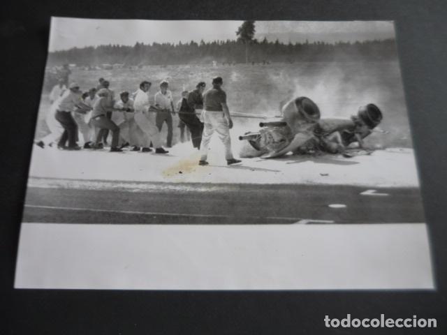 Fotograf&iacute;a antigua: ANDERSTORP SUECIA CIRCUITO AUTOMOVILISMO ACCIDENTE ANTIGUA FOTOGRAFIA ORIGINAL 18 X 24 CM
