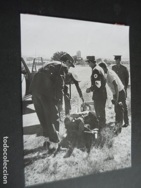 Fotograf&iacute;a antigua: CIRCUITO JARAMA MADRID AUTOMOVILISMO ACCIDENTE SEAT 850 COUPE ANTIGUA FOTOGRAFIA ORIGINAL 18 X 24 CM