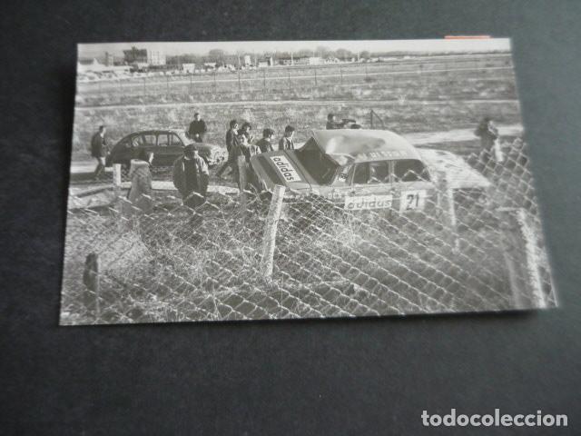 Fotografia antiga: CIRCUITO JARAMA MADRID AUTOMOVILISMO ACCIDENTE ALDOMO ANTIGUA FOTOGRAFIA ORIGINAL 12 X 17 CM