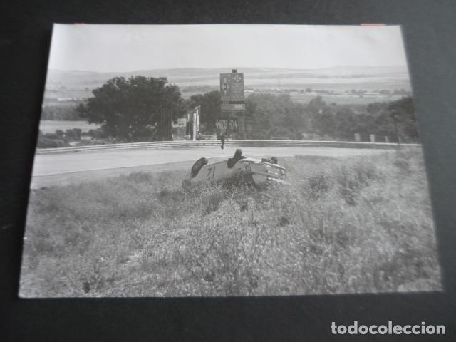 Fotograf&iacute;a antigua: MADRID CIRCUITO DEL JARAMA SEAT COUPE AUTOMOVILISMO ACCIDENTE ANTIGUA FOTOGRAFIA ORIGINAL 18 X 24 CM
