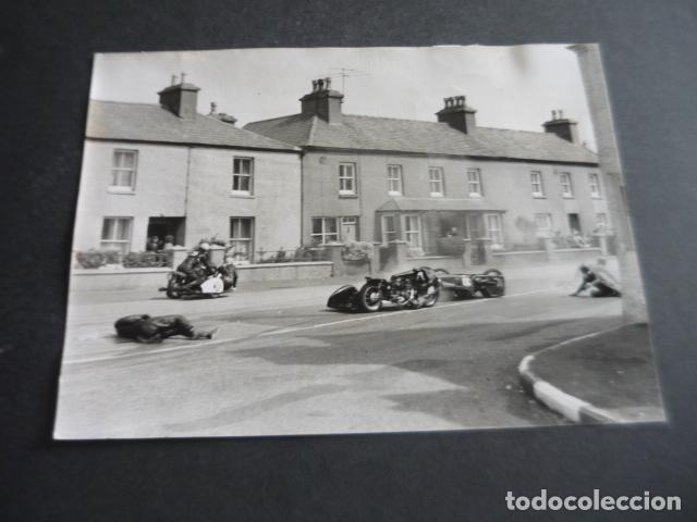Antique Photography: ISLA DE MAN CIRCUITO MOTOCICLISMO ACCIDENTE ANTIGUA FOTOGRAFIA ORIGINAL 15 X 20 CM