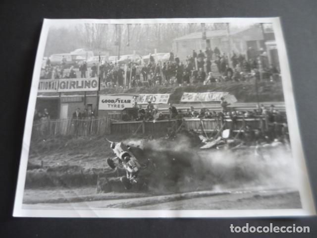 Fotograf&iacute;a antigua: BRANDS HATCH REINO UNIDO AUTOMOVILISMO ACCIDENTE ANTIGUA FOTOGRAFIA ORIGINAL 20 X 25 CM