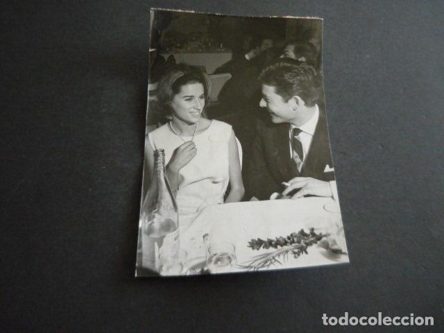 Fotograf&iacute;a antigua: NATALIA FIGUEROA ESCRITORA CON VICENTE PARRA ANTIGUA FOTOGRAFIA ORIGINAL 18 X 12 CM