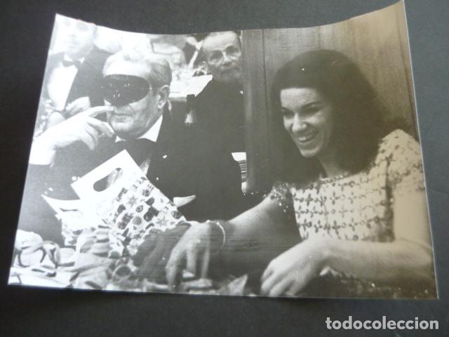 Fotograf&iacute;a antigua: NATALIA FIGUEROA ESCRITORA CON JOAQUIN CALVO SOTELO ANTIGUA FOTOGRAFIA ORIGINAL 18 X 24 CM