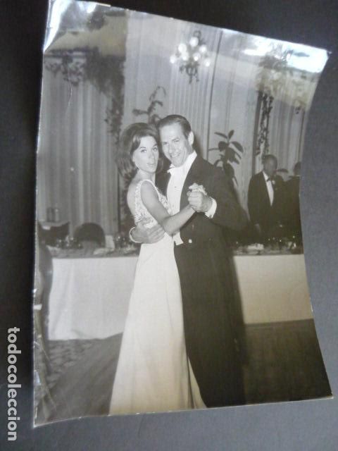 Fotograf&iacute;a antigua: NATALIA FIGUEROA ESCRITORA CON MARIO CABRE ANTIGUA FOTOGRAFIA ORIGINAL 18 X 24 CM