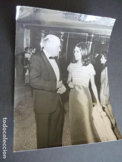 Fotograf&iacute;a antigua: NATALIA FIGUEROA ESCRITORA CON DOCTOR TAMAMES ANTIGUA FOTOGRAFIA ORIGINAL 18 X 24 CM