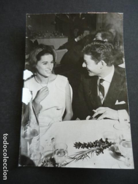Photographie ancienne: NATALIA FIGUEROA ESCRITORA CON VICENTE PARRA ANTIGUA FOTOGRAFIA ORIGINAL 12 X 18 CM
