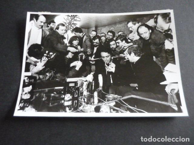 Fotograf&iacute;a antigua: SECUESTRO DE JULIO IGLESIAS PUGA ANTIGUA FOTOGRAFIA ORIGINAL 12 X 18 CM