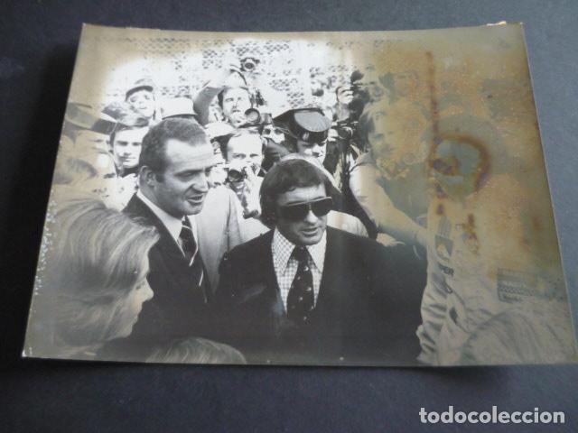 Fotografia antica: CARLOS REUTEMANN CORREDOR AUTOMOVILISMO CON REY JUAN CARLOS I ANTIGUA FOTOGRAFIA ORIGINAL 18 X 24 CM