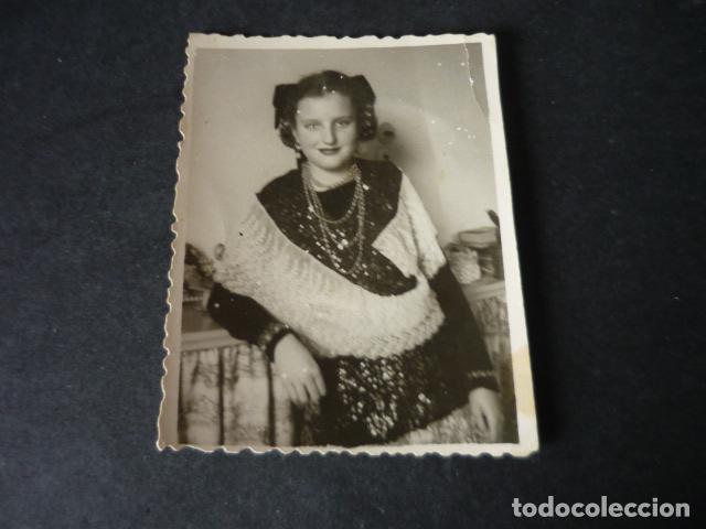 Fotografia antica: NI&Ntilde;A VESTIDA CON TRAJE DE CHARRA SALAMANCA ANTIGUA FOTOGRAFIA 6 X 8 CM