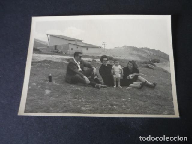 Fotografia antiga: PUERTO DE NAVACERRADA MADRID LA BOLA DEL MUNDO ANTIGUA FOTOGRAFIA 7,5 X 10,5 CM