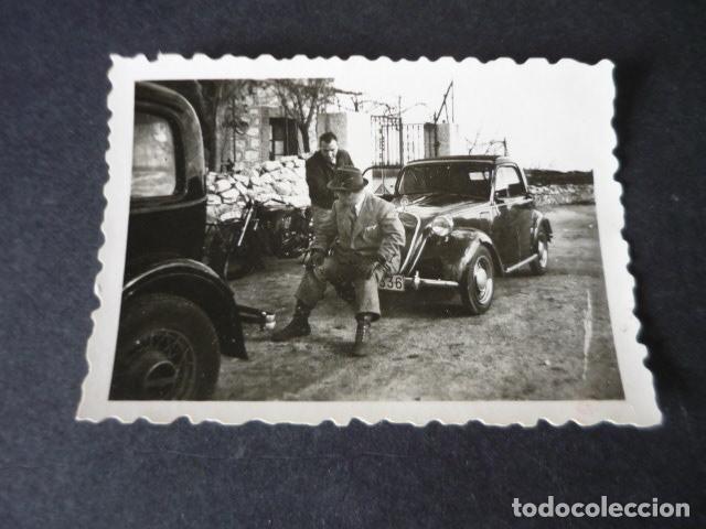 Antique Photography: COLMENAR DE ARROYO MADRID HOMBRES CON COCHE ANTIGUA FOTOGRAFIA 4,5 X 6,5 CM
