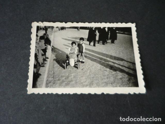 Fotografia antiga: MADRID NI&Ntilde;OS CON COCHE DE JUGUETE ANTIGUA FOTOGRAFIA 5 X 7 CM