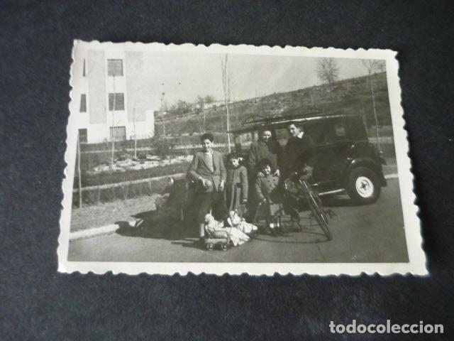 Alte Fotografie: MADRID FAMILIA EN AUTOMOVIL COCHE ANTIGUA FOTOGRAFIA 6 X 8,5 CM