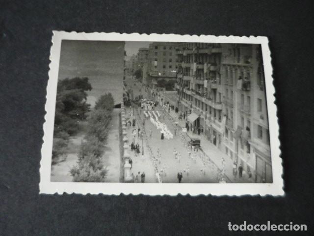 Fotografia antica: MADRID PROCESION CON EL SANTISIMO SACRAMENTO EN CALLE ANTIGUA FOTOGRAFIA 6,5 X 9 CM