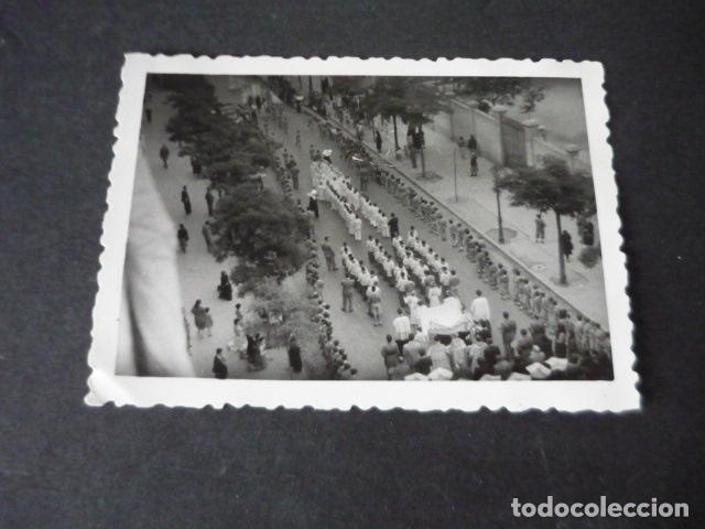 Fotografia antiga: MADRID PROCESION CON EL SANTISIMO SACRAMENTO EN CALLE ANTIGUA FOTOGRAFIA 6,5 X 9 CM