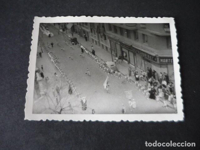Fotografia antiga: MADRID PROCESION CON EL SANTISIMO SACRAMENTO EN CALLE ANTIGUA FOTOGRAFIA 6,5 X 9 CM