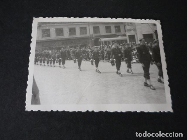 Fotografia antiga: MADRID PROCESION BANDA CORNETAS FRENTE DE JUVENTUDES ANTIGUA FOTOGRAFIA 6,5 X 9 CM