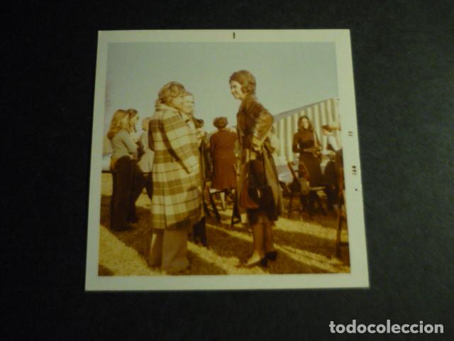 Fotografia antica: REINA SOFIA CON MARQUESA DE COMILLAS ANTIGUA FOTOGRAFIA 9 X 9 CM