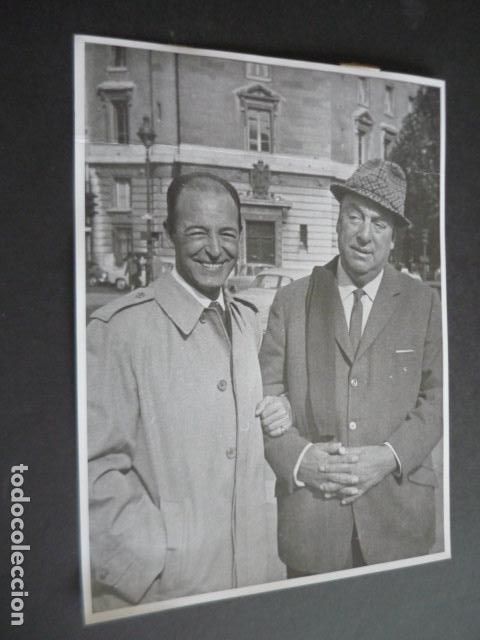Fotografia antica: PABLO NERUDA ESCRITOR EN PARIS CON RAFAEL DE PENAGOS ANTIGUA FOTOGRAFIA 24 X 18 CM