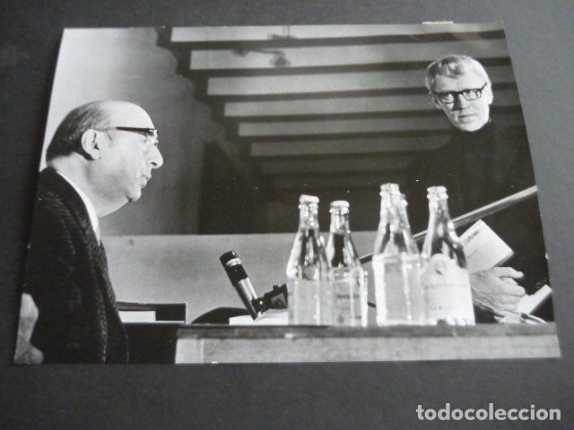 Fotografia antica: PABLO NERUDA ESCRITOR CON MAX VON SYDOW ANTIGUA FOTOGRAFIA 24 X 18 CM