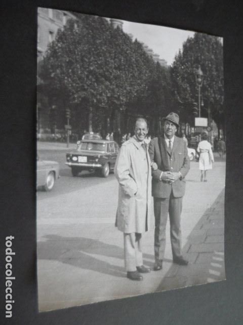Fotografia antica: PABLO NERUDA ESCRITOR EN PARIS CON RAFAEL DE PENAGOS ANTIGUA FOTOGRAFIA 24 X 18 CM