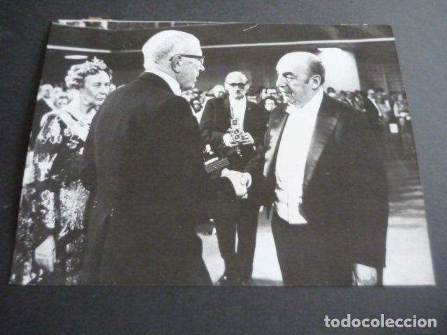 Alte Fotografie: PABLO NERUDA ESCRITOR RECIBIENDO PREMIO NOBEL EN ESTOCOLMO SUECIA ANTIGUA FOTOGRAFIA 24 X 18 CM