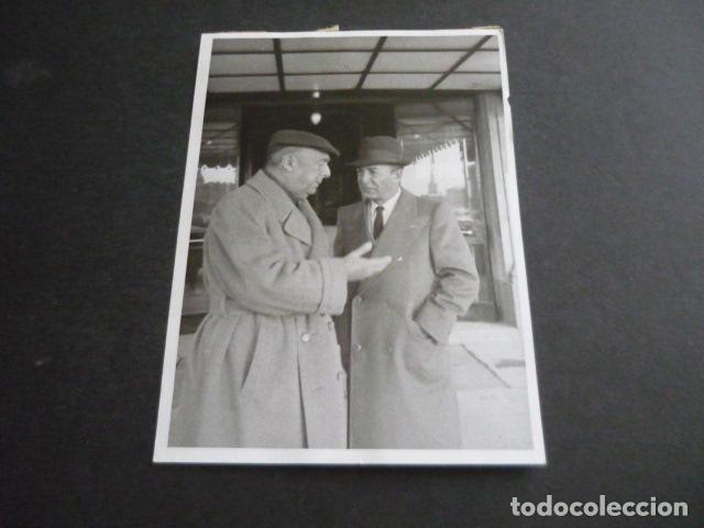 Antique Photography: PABLO NERUDA ESCRITOR CON RAFAEL DE PENAGOS EN ESTOCOLMO SUECIA ANTIGUA FOTOGRAFIA 13 X 18 CM