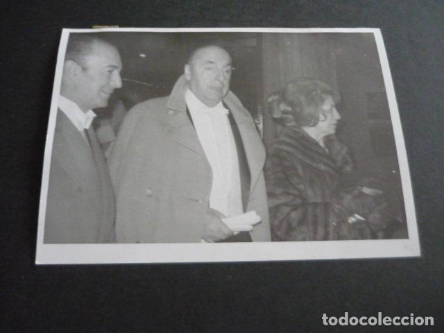 Fotografia antica: PABLO NERUDA ESCRITOR CON SU MUJER EN ESTOCOLMO ANTIGUA FOTOGRAFIA 13 X 18 CM