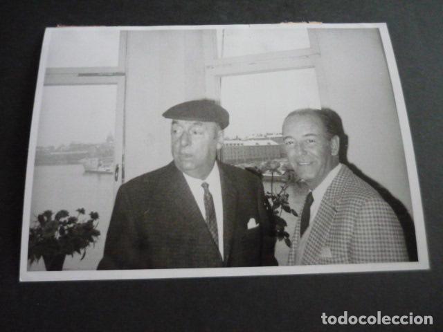 Fotografia antica: PABLO NERUDA ESCRITOR CON RAFAEL DE PENAGOS ANTIGUA FOTOGRAFIA 13 X 18 CM