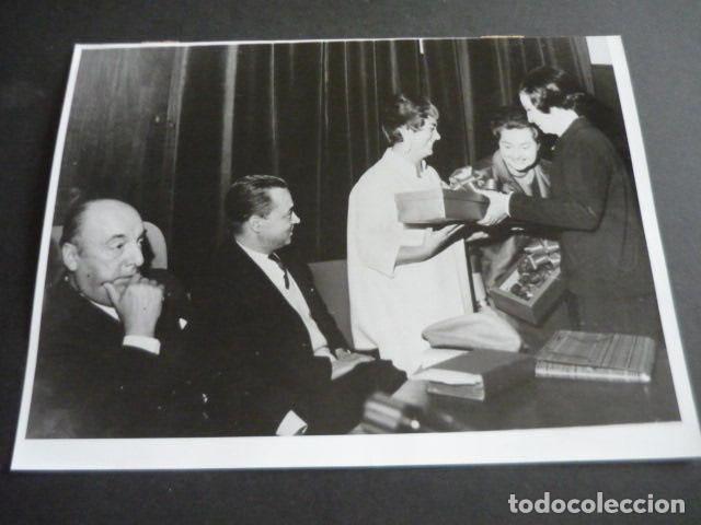 Fotografia antiga: PABLO NERUDA ESCRITOR EN BRASIL HOMENJAE A GARCIA LORCA ANTIGUA FOTOGRAFIA 24 X 18 CM