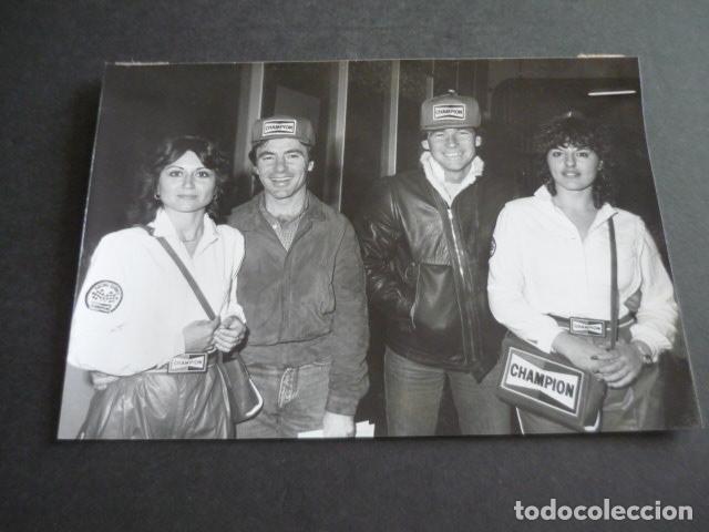 Fotograf&iacute;a antigua: BARRY SHEENE CON ANGEL NIETO CORREDOR MOTOCICLISMO ANTIGUA FOTOGRAFIA ORIGINAL 13 X 18 CM