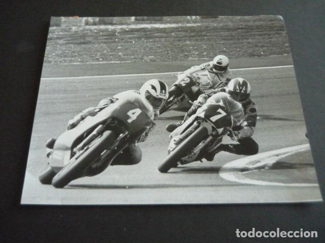 Fotografia antica: ANGEL NIETO Y JOSE MARIA MALLOL CORREDOR MOTOCICLISMO ANTIGUA FOTOGRAFIA ORIGINAL 18 X 24 CM