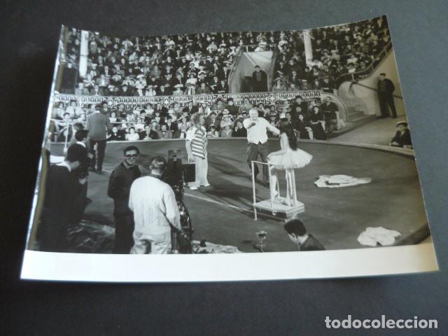 Fotograf&iacute;a antigua: MADRID CIRCO PRICE RODAJE PELICULA FABULOSO MUNDO DEL CIRCO ANTIGUA FOTOGRAFIA ORIGINAL 18 X 24 CM