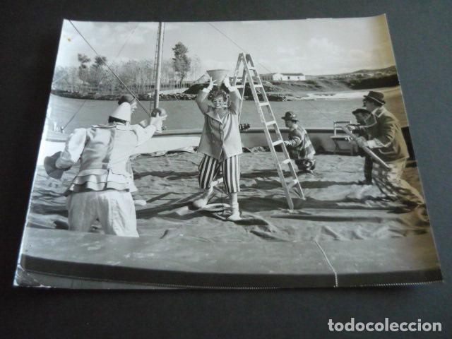 Photographie ancienne: RIO TAJO CLAUDIA CARDINALE RODAJE PELICULA EL FABULOSO MUNDO DE CIRCO ANTIGUA FOTOGRAFIA 18 X 24 CM
