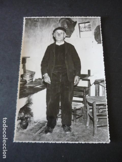 Alte Fotografie: PALENCIA LABRADOR CASTELLANO EN SU COCINA ANTIGUA FOTOGRAFIA RAMON FOTOGRAFO 11 X 17 CM