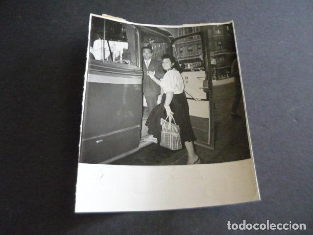 Photographie ancienne: ISABEL GARCIA SANCHA GANADORA CONCURSO UNA SEMANA CON GLORIA LASSO ANTIGUA FOTOGRAFIA 18 X 12 CM