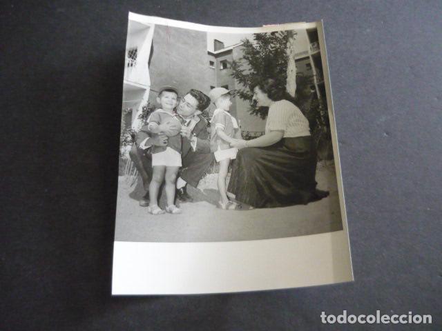 Alte Fotografie: ISABEL GARCIA SANCHA GANADORA CONCURSO UNA SEMANA CON GLORIA LASSO ANTIGUA FOTOGRAFIA 18 X 12 CM