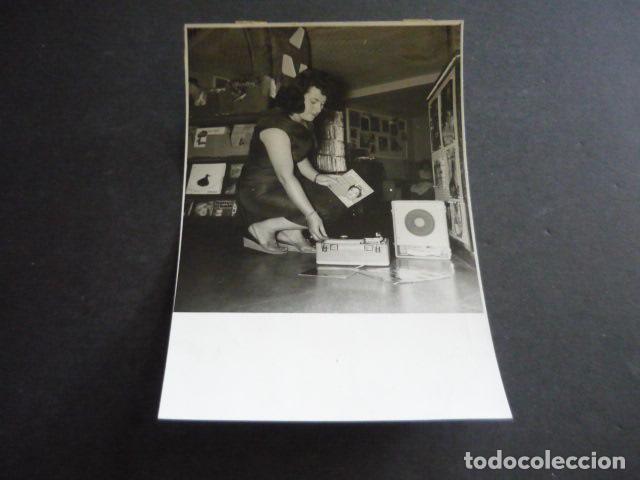 Alte Fotografie: ISABEL GARCIA SANCHA GANADORA CONCURSO UNA SEMANA CON GLORIA LASSO ANTIGUA FOTOGRAFIA 18 X 12 CM