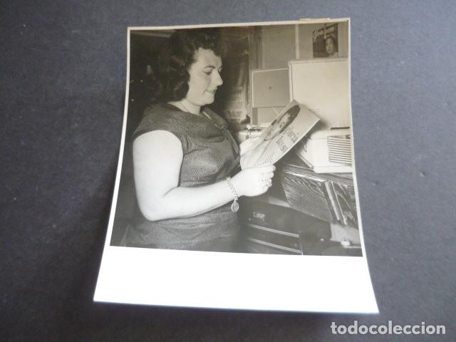 Alte Fotografie: ISABEL GARCIA SANCHA GANADORA CONCURSO UNA SEMANA CON GLORIA LASSO ANTIGUA FOTOGRAFIA 18 X 12 CM