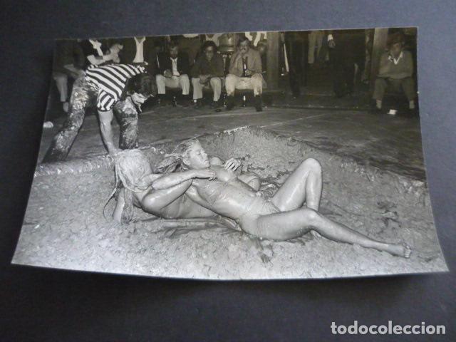 Alte Fotografie: TORREMOLINOS MALAGA FIESTA LUCHA MUJERES EN BARRO ANTIGUA FOTOGRAFIA 16 X 24 CM