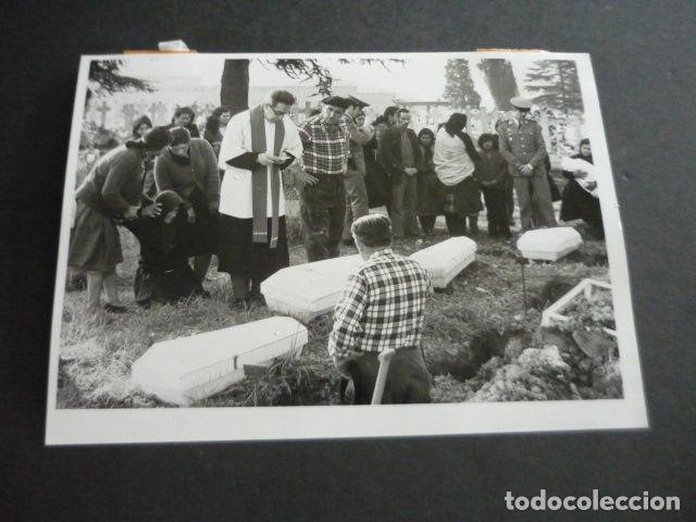 Alte Fotografie: BILBAO ENTIERRO DE NI&Ntilde;OS GITANOS AHOGADOS EN RIA DE AS&Uacute;A ANTIGUA FOTOGRAFIA 18 X 13 CM