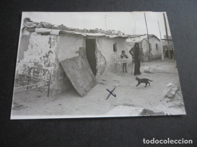 Fotografia antiga: BARCELONA CHABOLAS DE CASA ANTUNES GITANOS ANTIGUA FOTOGRAFIA 18 X 13 CM