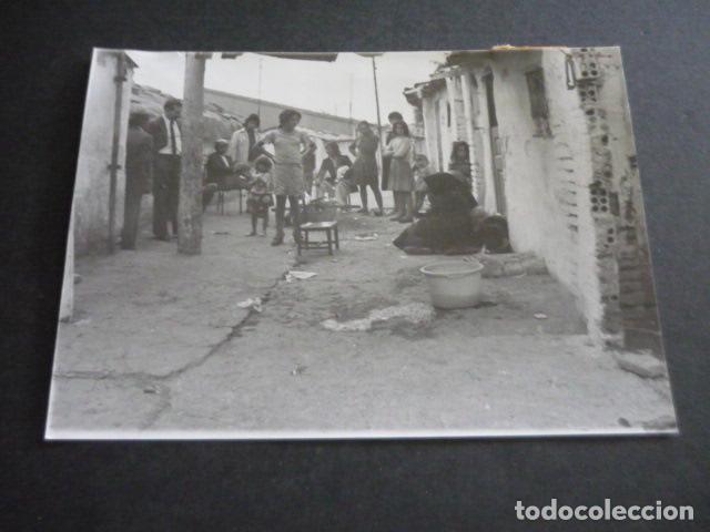 Alte Fotografie: BARCELONA CHABOLAS DE CASA ANTUNES GITANOS ANTIGUA FOTOGRAFIA 18 X 13 CM