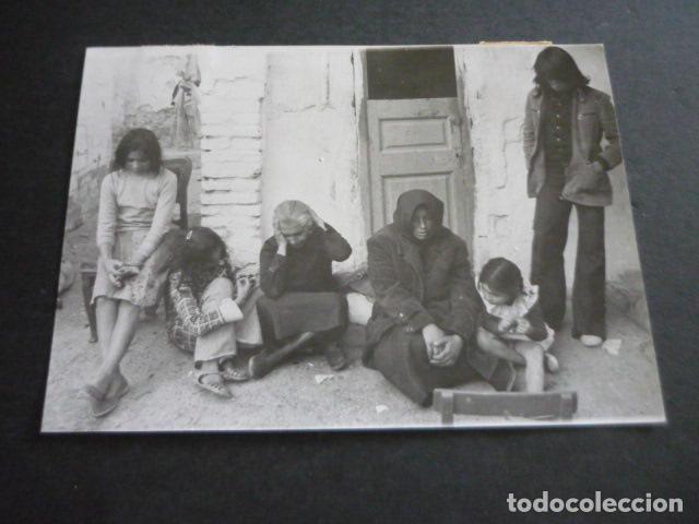 Fotografia antiga: BARCELONA CHABOLAS DE CASA ANTUNES GITANOS ANTIGUA FOTOGRAFIA 18 X 13 CM