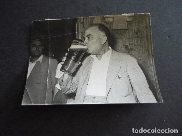 Alte Fotografie: HOMBRE BEBIENDO CERVEZA 1963 ANTIGUA FOTOGRAFIA 9 X 12 CM
